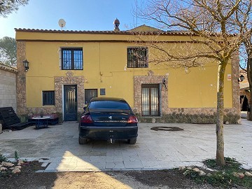 Grande et belle maison dans un hameau à Yecla