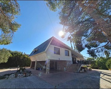 Lovely 4 Bedroom 2 Bathroom House/Chalet in Urb Loma Bada
