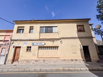Groot renovatieproject met commerciële optie en 2 appartementen