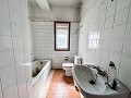 Groot renovatieproject met commerciële optie en 2 appartementen in Daft on Spain 