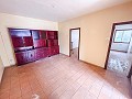 Groot renovatieproject met commerciële optie en 2 appartementen in Daft on Spain 