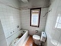Groot renovatieproject met commerciële optie en 2 appartementen in Daft on Spain 