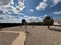 Klaar nu, wow-factor villa met zwembad, gastenverblijf en bar! in Daft on Spain 