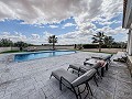 Klaar nu, wow-factor villa met zwembad, gastenverblijf en bar! in Daft on Spain 