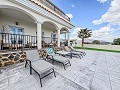 Klaar nu, wow-factor villa met zwembad, gastenverblijf en bar! in Daft on Spain 