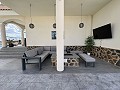 Klaar nu, wow-factor villa met zwembad, gastenverblijf en bar! in Daft on Spain 