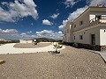 Klaar nu, wow-factor villa met zwembad, gastenverblijf en bar! in Daft on Spain 
