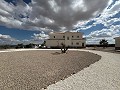 Klaar nu, wow-factor villa met zwembad, gastenverblijf en bar! in Daft on Spain 