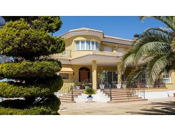 Stunning 6 Bed 4 Bath Villa in Yecla.