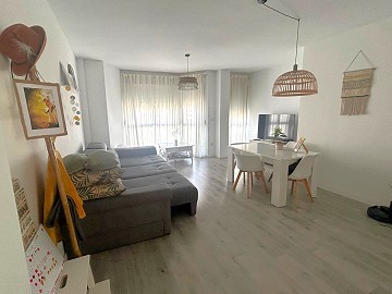 Precioso apartamento de 3 dormitorios y 1 baño en el segundo piso en Pinoso