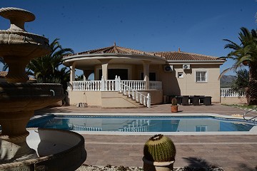 Preciosa villa de 3 dormitorios y 3 baños en Hondón de las Nieves.