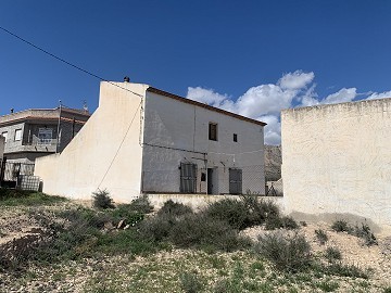 Casa adosada de 4 dormitorios con espacio para piscina.