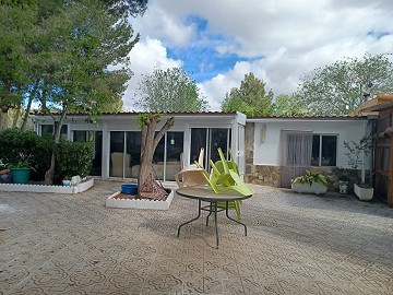 Preciosa villa de 5 dormitorios y 1 baño cerca de la ciudad de Sax