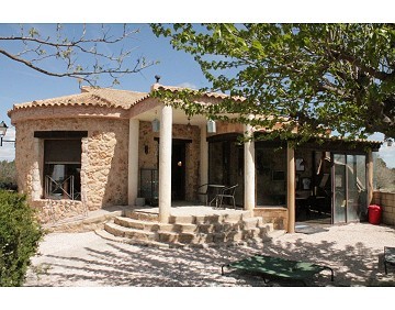 Preciosa casa de campo de 3 dormitorios y 2 baños en Villena.