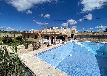 3 Bed Country House with a 2 Bed Annex Apartment plus a 1 Bed Studio in Sax.
