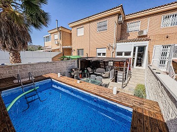 Villa mitoyenne de 4 chambres à Petrer avec piscine privée