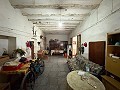 Amplia casa con garaje y gran parcela: Una casa con grandes posibilidades in Daft on Spain 