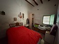 Amplia casa con garaje y gran parcela: Una casa con grandes posibilidades in Daft on Spain 