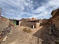 Amplia casa con garaje y gran parcela: Una casa con grandes posibilidades in Daft on Spain 