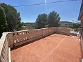 Gran Casa de Campo con negocio de mármol y plantación de uva in Daft on Spain 