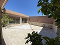 Gran Casa de Campo con negocio de mármol y plantación de uva in Daft on Spain 