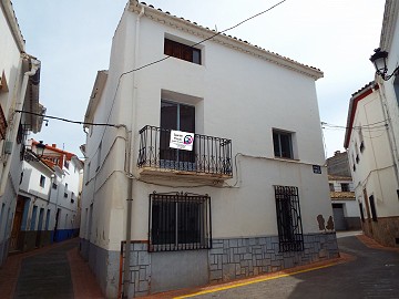Grande maison de ville avec 2 appartements séparés et garage