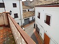 Grande maison de ville avec 2 appartements séparés et garage in Daft on Spain 
