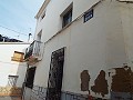 Grande maison de ville avec 2 appartements séparés et garage in Daft on Spain 