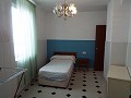 Grande maison de ville avec 2 appartements séparés et garage in Daft on Spain 