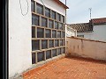 Grande maison de ville avec 2 appartements séparés et garage in Daft on Spain 