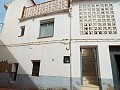 Grande maison de ville avec 2 appartements séparés et garage in Daft on Spain 