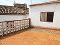 Grande maison de ville avec 2 appartements séparés et garage in Daft on Spain 
