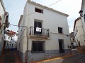 Grande maison de ville avec 2 appartements séparés et garage in Daft on Spain 