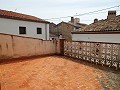 Grande maison de ville avec 2 appartements séparés et garage in Daft on Spain 