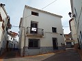 Grande maison de ville avec 2 appartements séparés et garage in Daft on Spain 