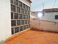 Grande maison de ville avec 2 appartements séparés et garage in Daft on Spain 