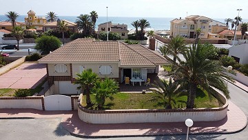 Prachtige vrijstaande villa met 4 slaapkamers en 3 badkamers aan zee in La Manga Del Mar Menor
