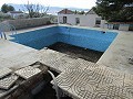 Villa de 4 dormitorios con potencial para casa adicional o apartamentos separados in Daft on Spain 