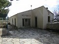 Villa de 4 dormitorios con potencial para casa adicional o apartamentos separados in Daft on Spain 