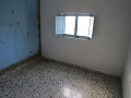 Villa de 4 dormitorios con potencial para casa adicional o apartamentos separados in Daft on Spain 