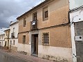 Groot herenhuis met binnenplaats en garage in Daft on Spain 