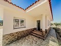 Impresionantes villas de nueva construcción con piscina y parcela incluidas in Daft on Spain 